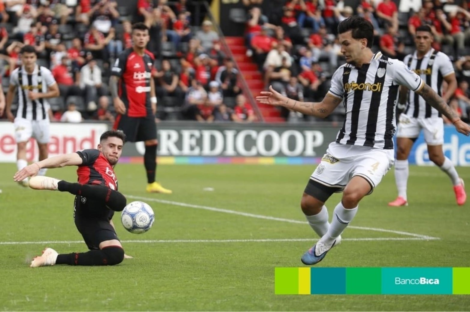 Colón y Estudiantes de Buenos Aires se midieron por la fecha 32 del torneo de ascenso. 