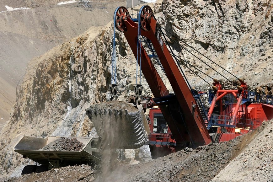 A mining shovel loads a mining truck at the Los Bronces copper mine, some 65 km (40 miles) northeast of Santiago city and 3500 meters above sea level, in this March 12, 2008 file picture. Anglo American and copper giant Codelco ended a bruising 10-month long dispute on August 23, 2012, with the global miner agreeing to sell its Chilean rival a stake in its coveted south-central Chile properties at a discount to the market price. Picture taken March 12, 2008. REUTERS/Ivan Alvarado/Files (CHILE - Tags: BUSINESS ENERGY) chile chile mina de cobre los bronces mineria minas