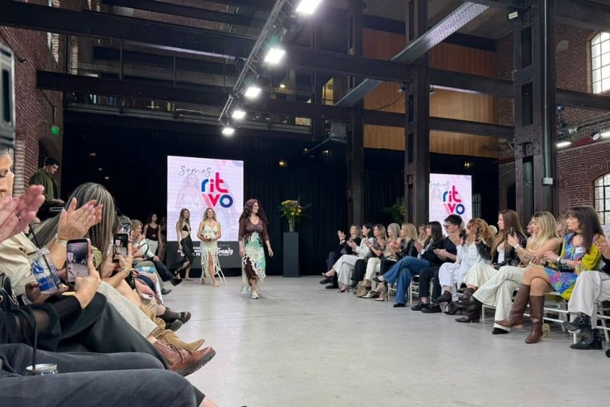 El desfile inaugural estuvo marcado por una diversidad de estilos que capturaron la esencia de la temporada.