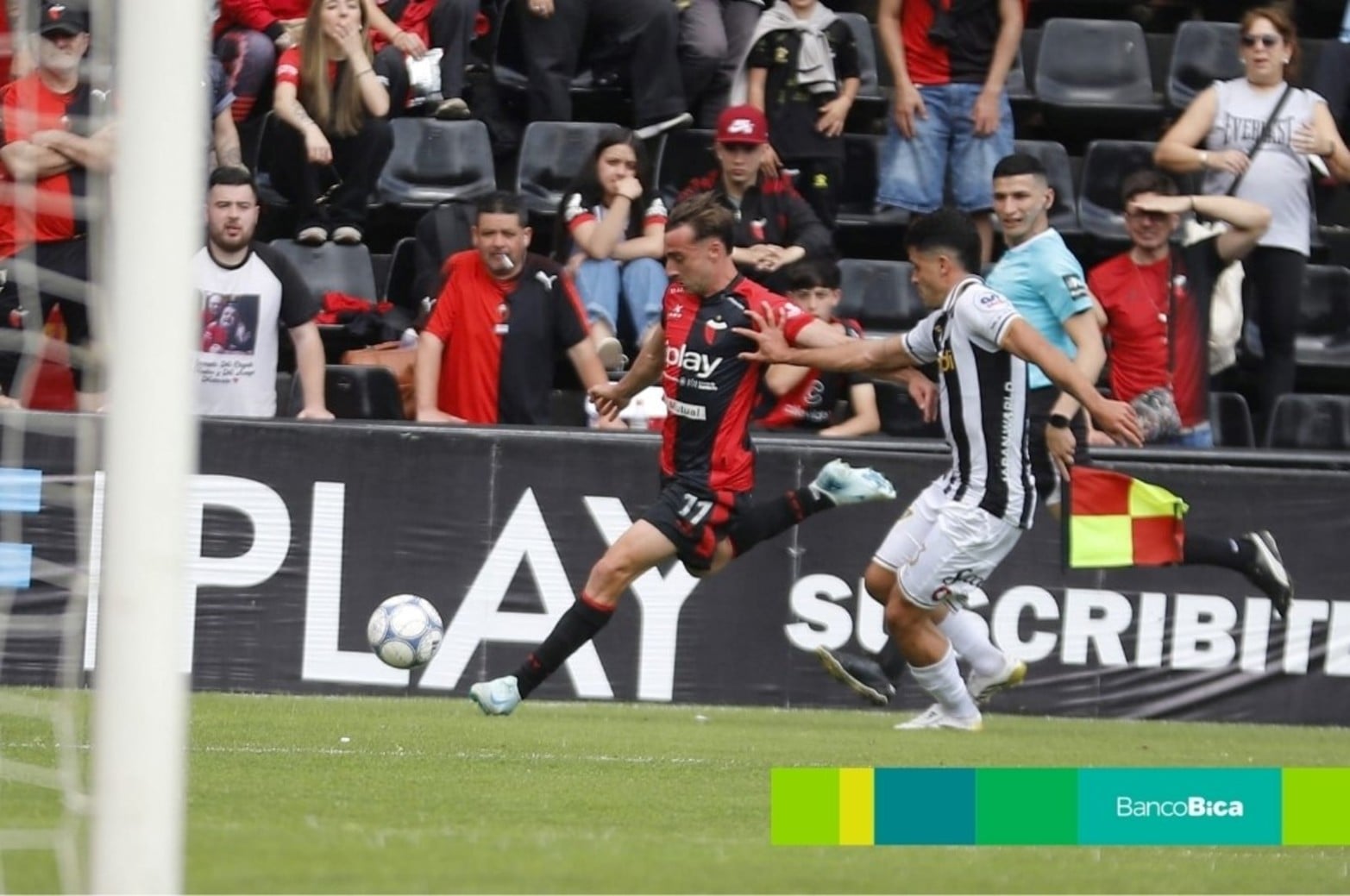 Colón salió al partido con la rojinegra tradicional. 