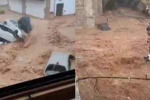 Vehículos quedaron atrapados por la acumulación de agua en las calles.