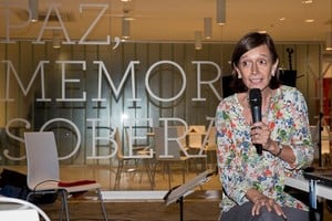 María Fernanda Cañás. Docente y diplomática argentina que en 1974, junto a su hermana, fueron maestras de idioma español en las islas Malvinas, como parte del Acuerdo de Comunicaciones entre la Argentina y el Reino Unido de 1971.