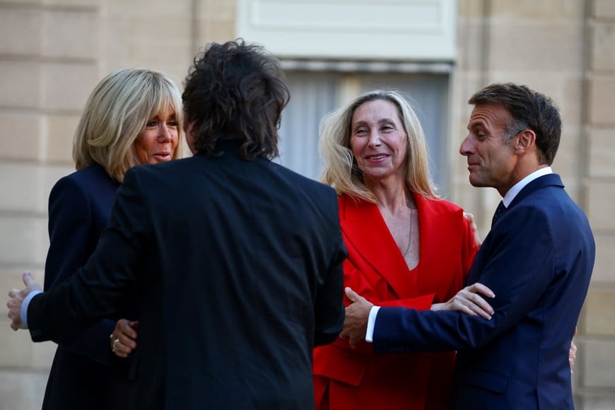French President Emmanuel Macron and his wife Brigitte Macron welcome Argentina's President Javier Milei and his sister Karina Milei, as he arrives for a bilateral meeting and talks with French and Argentine business stakeholders at the Elysee Palace in Paris, France, October 1, 2026. REUTERS/Sarah Meyssonnier