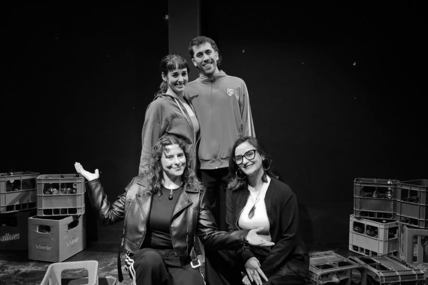 Los intérpretes de “Onliyú”, Florencia Minen y Nicolás Sierra, junto a la directora Vanina Monasterolo y la dramaturga y asistente de dirección Agustina Novero