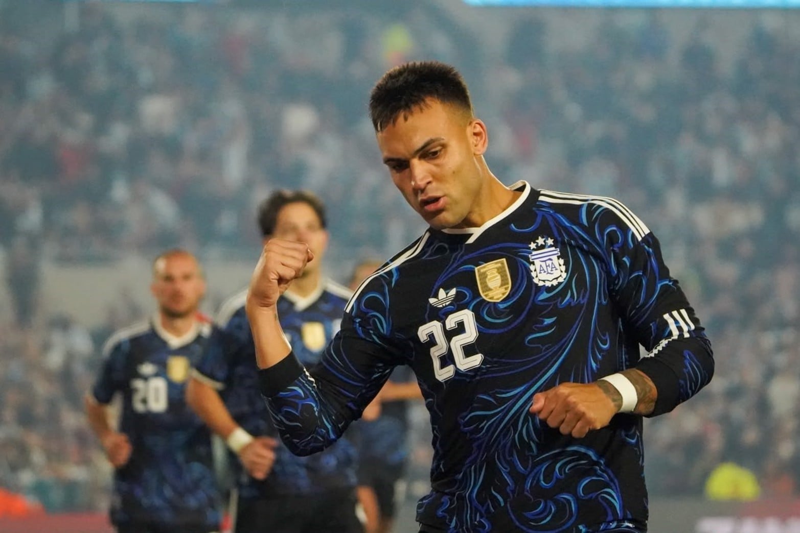 Lautaro festeja el primer gol. 