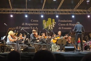 El rafaelino Sergio Grazioli junto a la Orquesta de Cuerdas de la Fundación Fossano (Italia).