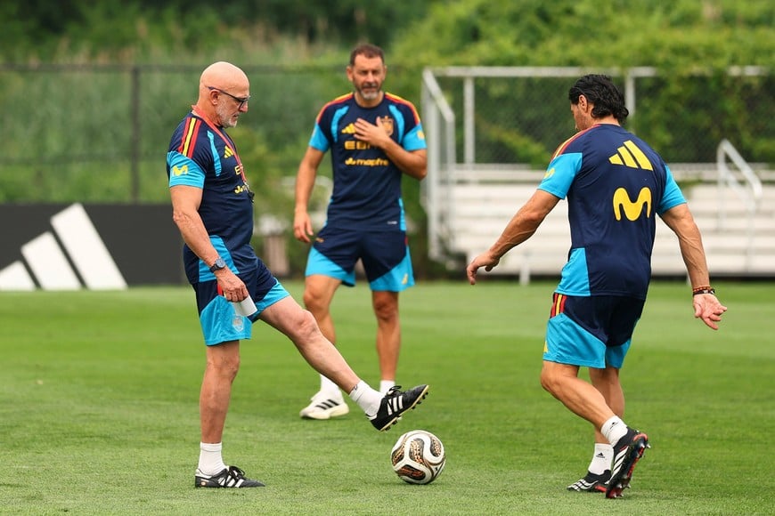 Soccer Football - FIFA World Cup 2026 - Spain training - Melanie Lane Training Grounds, East Hanover, New Jersey, U.S. - July 16, 2026
Spain coach Luis De La Fuente during training IMAGN IMAGES via Reuters/Vincent Carchietta