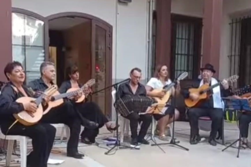 El Tango Folk Trío junto a integrantes de la Compagnie Maribel de la ciudad de Perpignan en Pézilla la Rivière (Francia).