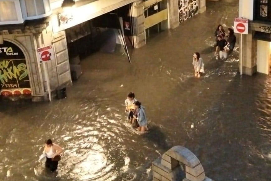 El agua hasta las rodillas en Bilbao.