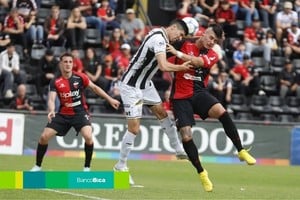 Disputado encuentro en Santa Fe.  Matías Pintos