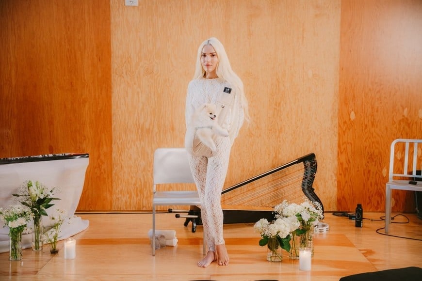 Elena Rose presenta “Elena Rose (Live From Los Angeles)”, un nuevo EP que reúne versiones acústicas de algunas de sus canciones en una experiencia íntima grabada en Open Studio, en Venice Beach, Los Ángeles, junto a un grupo de superfans.