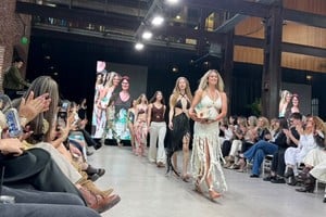 El desfile inaugural estuvo marcado por una diversidad de estilos que capturaron la esencia de la temporada.