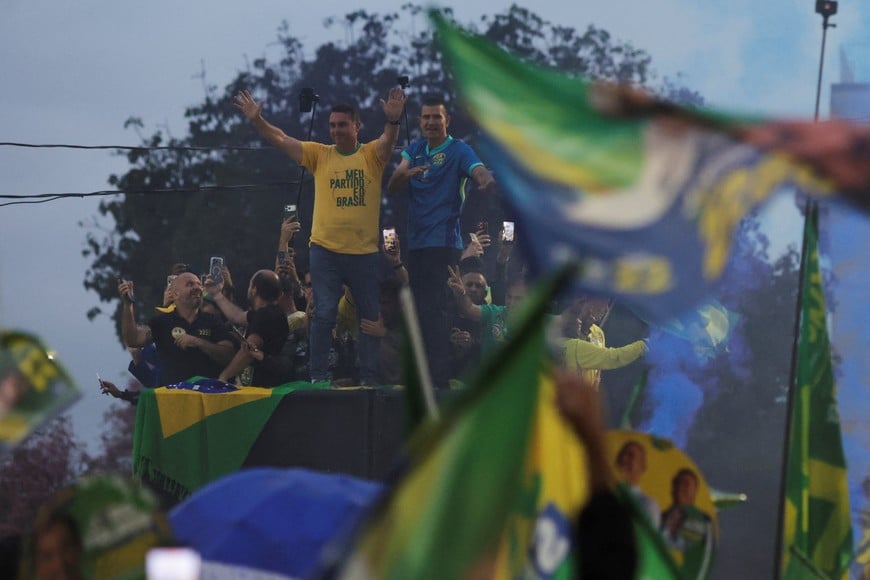 Brazilian presidential candidate Flavio Bolsonaro of the Liberal Party (PL) gestures as he leads a motorcade during a campaign rally, one day before the general election, in Rio de Janeiro, Brazil, October 3, 2026. REUTERS/Ricardo Moraes