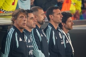 Lionel Scaloni y su cuerpo técnico en el momento de cantar el Himno en el Monumental, antes de la goleada