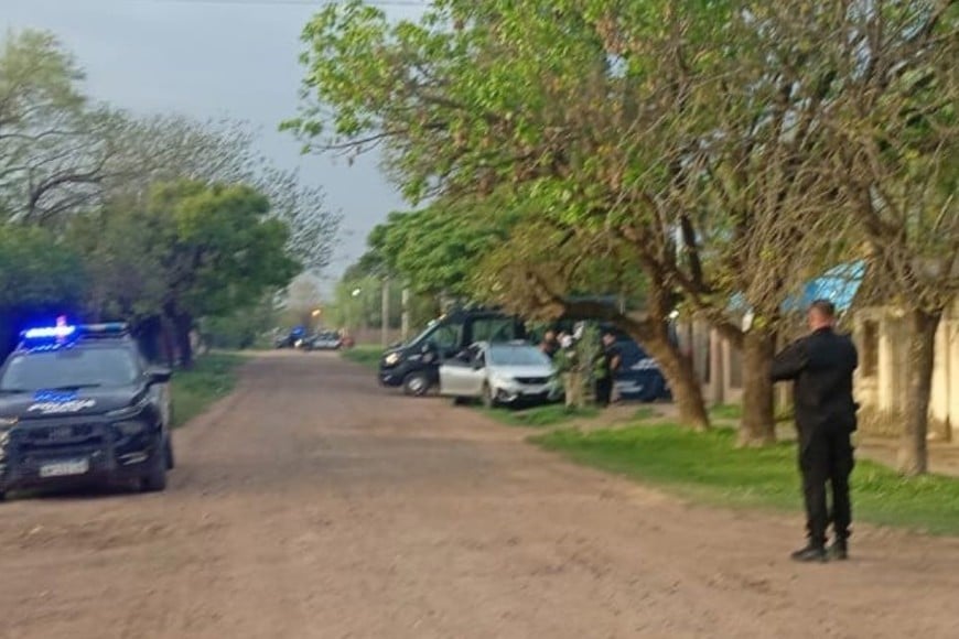 A 150 metros de donde quedó el auto hallaron siete vainas servidas de grueso calibre. Foto: El Litoral