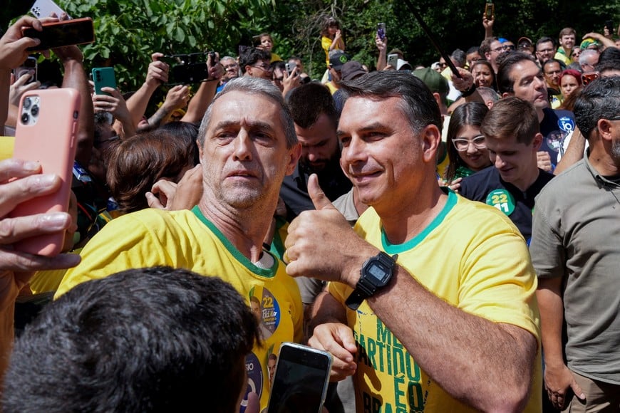 Brazilian presidential candidate Flavio Bolsonaro of the Liberal Party (PL) poses for a selfie with a supporter as he greets people during a campaign rally, one day before the general election, in Santa Barbara do Oeste, Brazil, October 3, 2026. REUTERS/Alexandre Meneghini