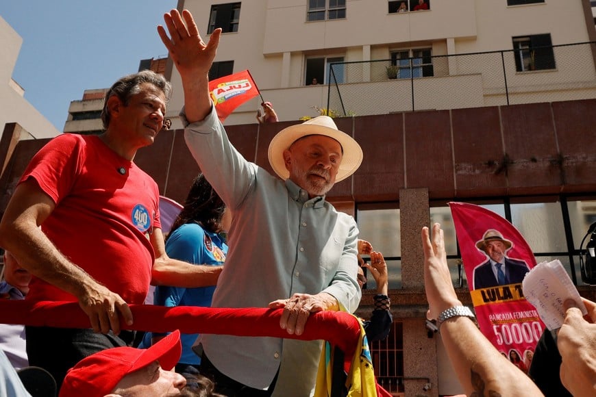 Brazilian President Luiz Inacio Lula da Silva, the Workers' Party (PT) candidate for presidential re-election, greets supporters during a rolling campaign rally one day before voters head to the polls, in Sao Paulo, Brazil, October 3, 2026.  REUTERS/Brian Snyder