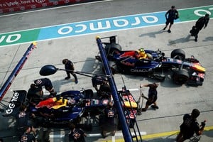 Los Red Bulls de Verstappen y Hadjar en boxes de Sepang durante la clasificación en Malasia. REUTERS/Jakub Porzycki