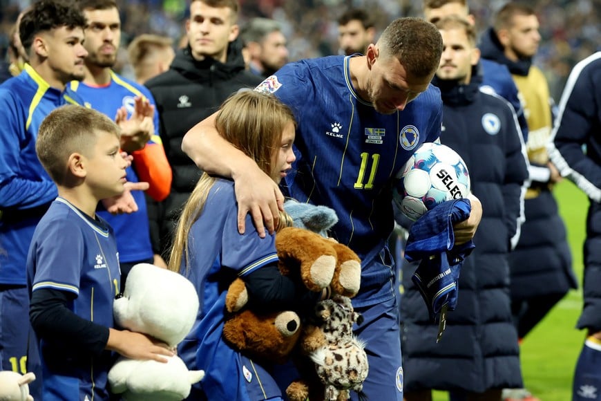 Soccer Football - Nations League - Group B4 - Bosnia and Herzegovina v Sweden - Bilino Polje Stadium, Zenica, Bosnia and Herzegovina - October 2, 2026
Bosnia and Herzegovina's Edin Dzeko with his children during a lap of honour after the match as he plays his last game for Bosnia and Herzegovina REUTERS/Amel Emric
