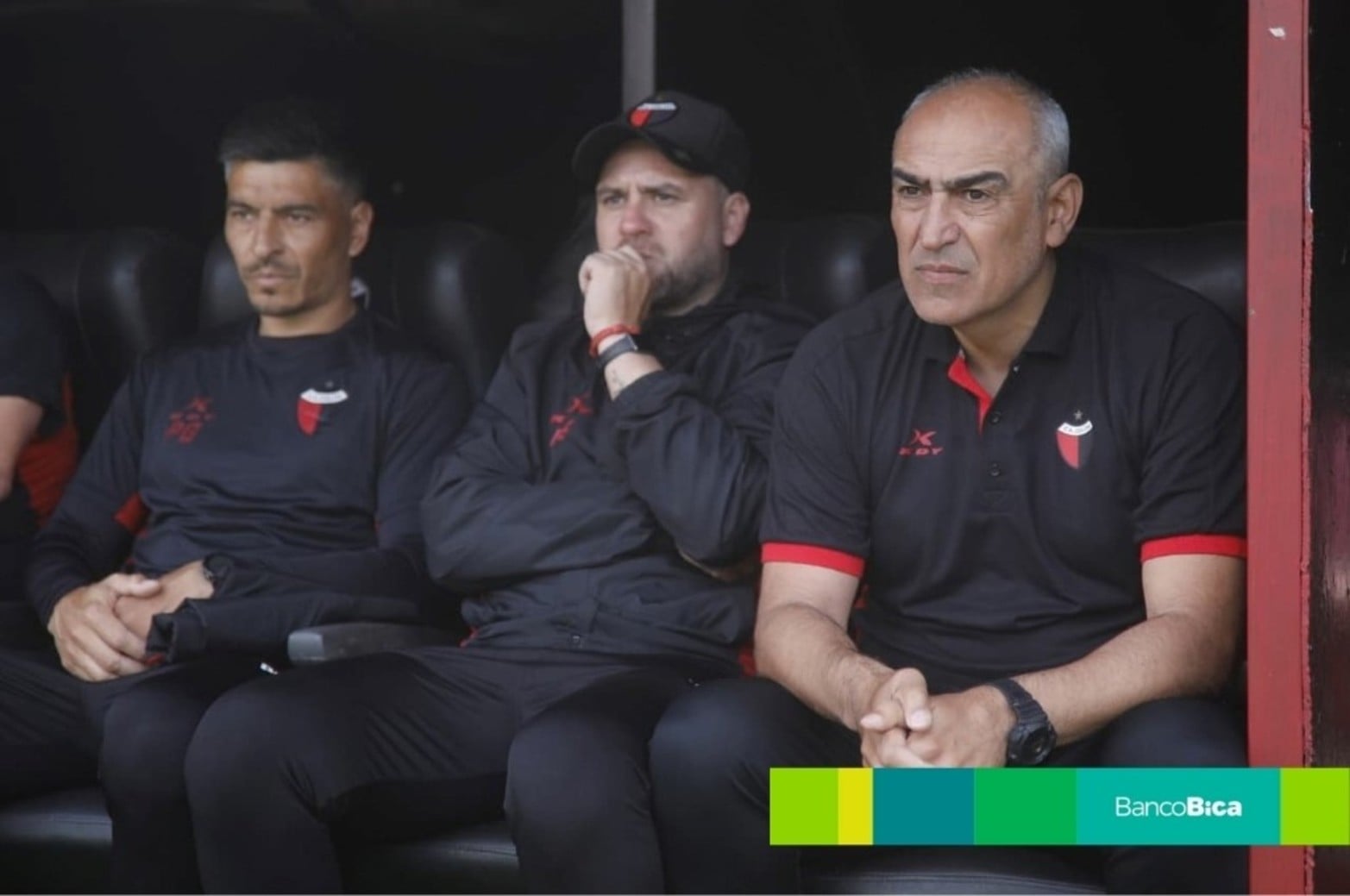 Delfino y su cuerpo técnico miran el partido con atención.  