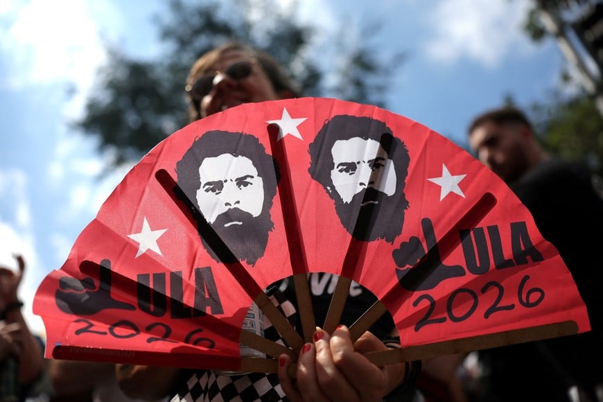 A supporter of Brazilian President Luiz Inacio Lula da Silva, the Workers' Party (PT) candidate for presidential reelection, holds a fan bearing the image of Lula da Silva during a closing campaign rally, one day before the general election, in Sao Paulo, Brazil, October 3, 2026. REUTERS/Amanda Perobelli