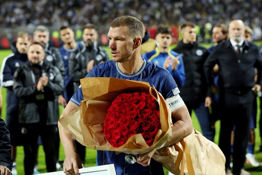 Soccer Football - Nations League - Group B4 - Bosnia and Herzegovina v Sweden - Bilino Polje Stadium, Zenica, Bosnia and Herzegovina - October 2, 2026
Bosnia and Herzegovina's Edin Dzeko during a lap of honour after the match as he plays his last game for Bosnia and Herzegovina REUTERS/Amel Emric
