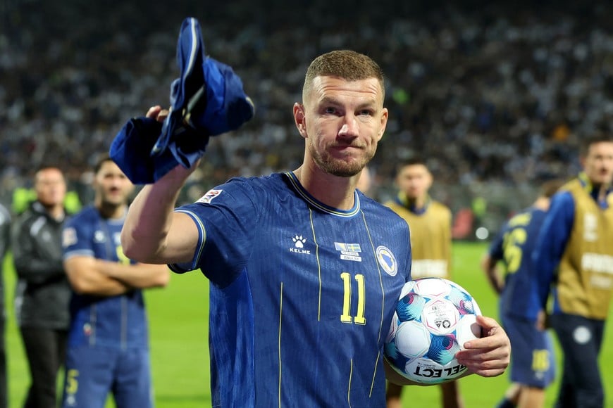 Soccer Football - Nations League - Group B4 - Bosnia and Herzegovina v Sweden - Bilino Polje Stadium, Zenica, Bosnia and Herzegovina - October 2, 2026
Bosnia and Herzegovina's Edin Dzeko during a lap of honour after the match as he plays his last game for Bosnia and Herzegovina REUTERS/Amel Emric