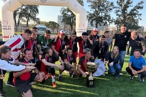 Tras una jornada de fútbol, que incluyó una fase de grupos para luego continuar con la fase final, Newell’s levantó la Copa.