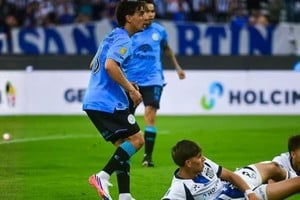 El Pirata aprovechó un contraataque letal sobre el final para quedarse con el clásico cordobés en el Kempes y alcanzar la cima de su zona en el torneo.