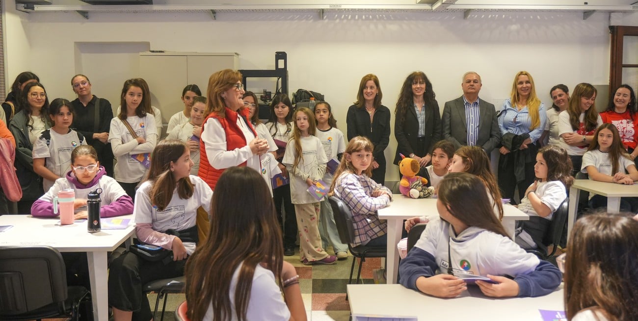 "Queremos despertar sus vocaciones", le dijo la decana Laura Gutiérrez a las niñas que participaron de la experiencia. Foto: Gentileza FIQ