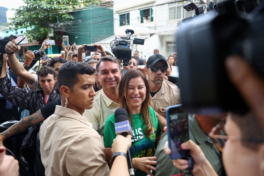 Brazilian Presidential candidate Flavio Bolsonaro of the Liberal Party (PL) and his wife Fernanda Bolsonaro arrive at a polling station, during the general election in Rio de Janeiro, Brazil, October 4, 2026. REUTERS/Pilar Olivares