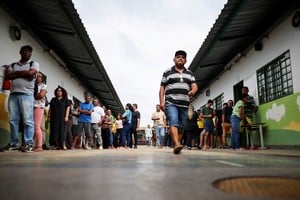 Filas de votación este domingo en Vila Estrutural, Brasilia. Crédito: REUTERS/Mateus Bonomi