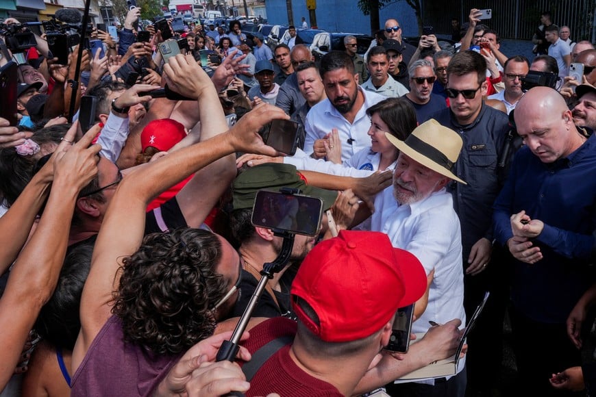 Brazilian President and Workers' Party (PT) candidate for re-election, Luiz Inacio Lula da Silva, leaves a polling station after voting during the general election, in Sao Bernardo do Campo, Brazil October 4, 2026. REUTERS/Alexandre Meneghini
