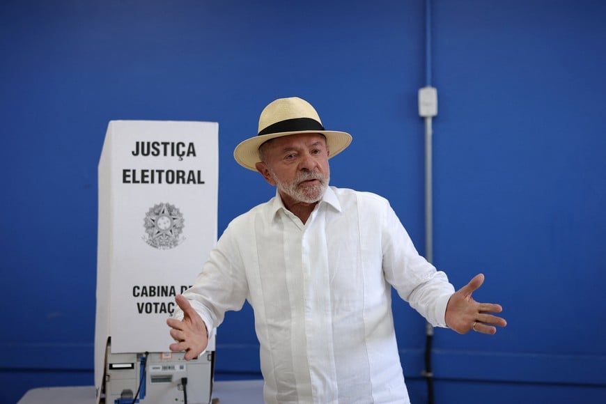 Brazilian President and Workers' Party (PT) candidate for re-election, Luiz Inacio Lula da Silva, gestures as he arrives to vote in the general election in Sao Bernardo do Campo, Brazil, October 4, 2026. REUTERS/Amanda Perobelli