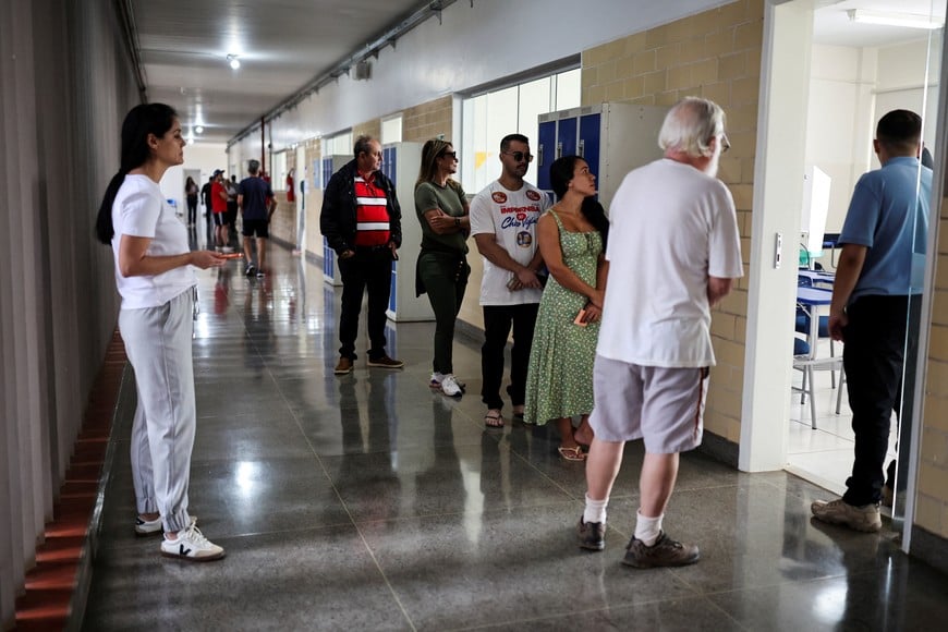 People wait to vote during Brazil’s general election, in Brasilia, Brazil October 4, 2026. REUTERS/Mateus Bonomi