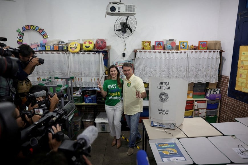 Brazil's presidential candidate Flavio Bolsonaro of the Liberal Party (PL), flanked by his wife Fernanda Bolsonaro, votes during the general election, in Rio de Janeiro, Brazil, October 4, 2026. REUTERS/Ricardo Moraes REFILE - ADDING ID TPX IMAGES OF THE DAY