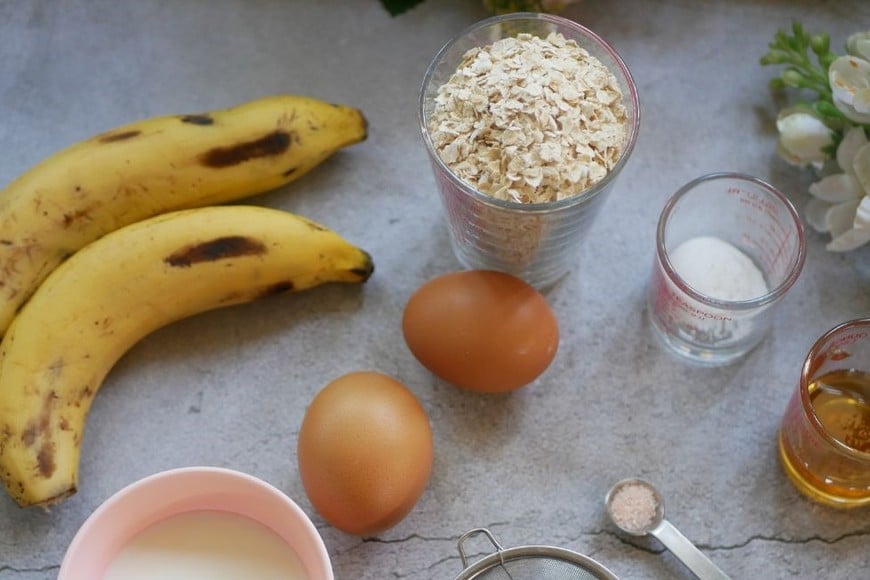 La banana madura aporta dulzor y humedad a la mezcla, por lo que permite reducir la cantidad de azúcar respecto de otras recetas de budines.