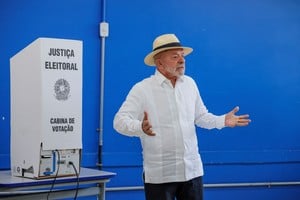 Lula da Silva votó este domingo en São Bernardo do Campo y busca un cuarto mandato no consecutivo. Foto: Reuters