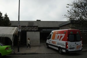 Tras agonizar unas horas el joven falleció en el hospital Cullen. Foto: Flavio Raina