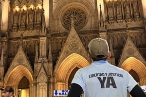 El uniformado completó una caminata de 60 kilómetros hacia el santuario de la Virgen para agradecer su liberación y pedir por los demás detenidos en el país.