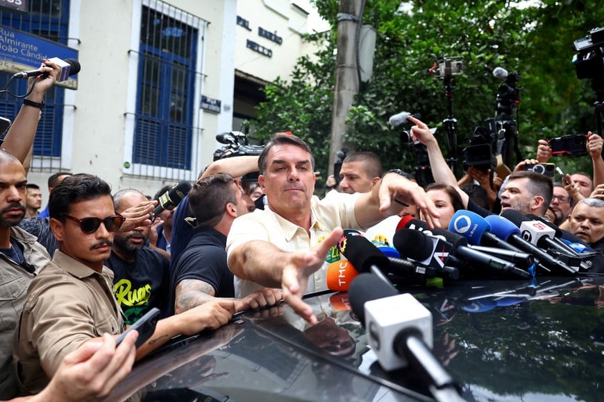 Presidential candidate Flavio Bolsonaro of the Liberal Party (PL) assists members of the media outside a polling station during the general election in Rio de Janeiro, Brazil, October 4, 2026. REUTERS/Pilar Olivares TPX IMAGES OF THE DAY