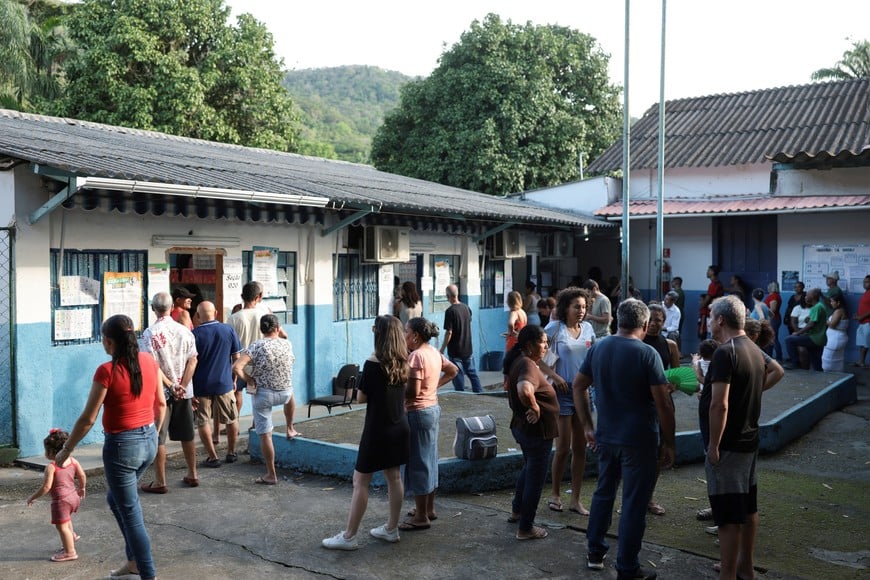 People gather to vote at a polling station during Brazil's general election, at Barra de Guaratiba, in Rio de Janeiro, Brazil October 4, 2026. REUTERS/Tita Barros