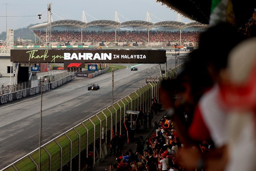 Formula One F1 - Bahrain Grand Prix - Sepang International Circuit, Sepang, Malaysia - October 4, 2026
General view of Red Bull's Max Verstappen and Mercedes' Andrea Kimi Antonelli in action during the race REUTERS/Hasnoor Hussain