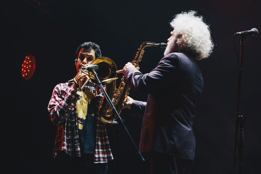 Los Fabulosos Cadillacs en la Estación Belgrano: Joaquín de Francisco en trombón, junto al histórico saxofonista Sergio Rotman.