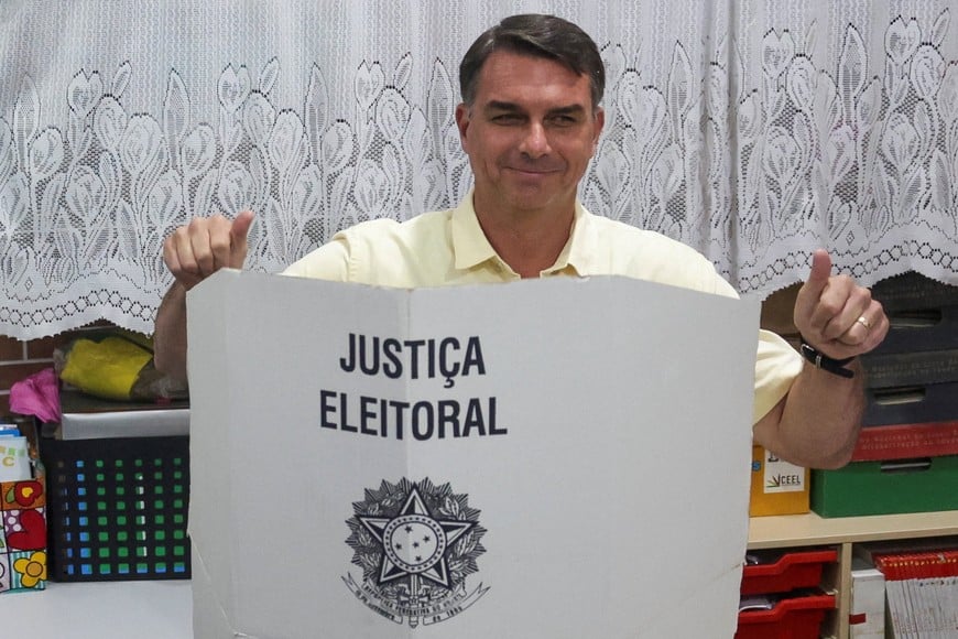 Brazil's presidential candidate Flavio Bolsonaro of the Liberal Party (PL) gestures as he votes during the general election, in Rio de Janeiro, Brazil, October 4, 2026. REUTERS/Ricardo Moraes     TPX IMAGES OF THE DAY