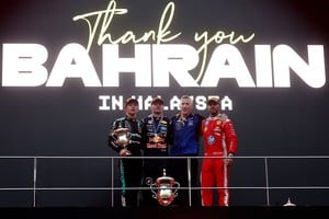 Max Verstappen festeja su victoria en Sepang junto a Kimi Antonelli, segundo con Mercedes, y Lewis Hamilton, tercero con Ferrari, en el podio del Gran Premio de Baréin. REUTERS/Jakub Porzycki