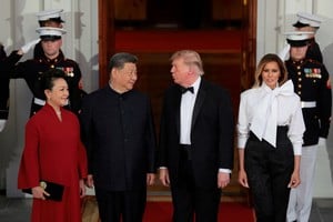 El presidente estadounidense Donald Trump y la primera dama Melania Trump dan la bienvenida al presidente chino Xi Jinping y a su esposa, Peng Liyuan, en el pórtico norte de la Casa Blanca para una cena de Estado en Washington el 24 de septiembre de 2026. REUTERS/Kylie Cooper