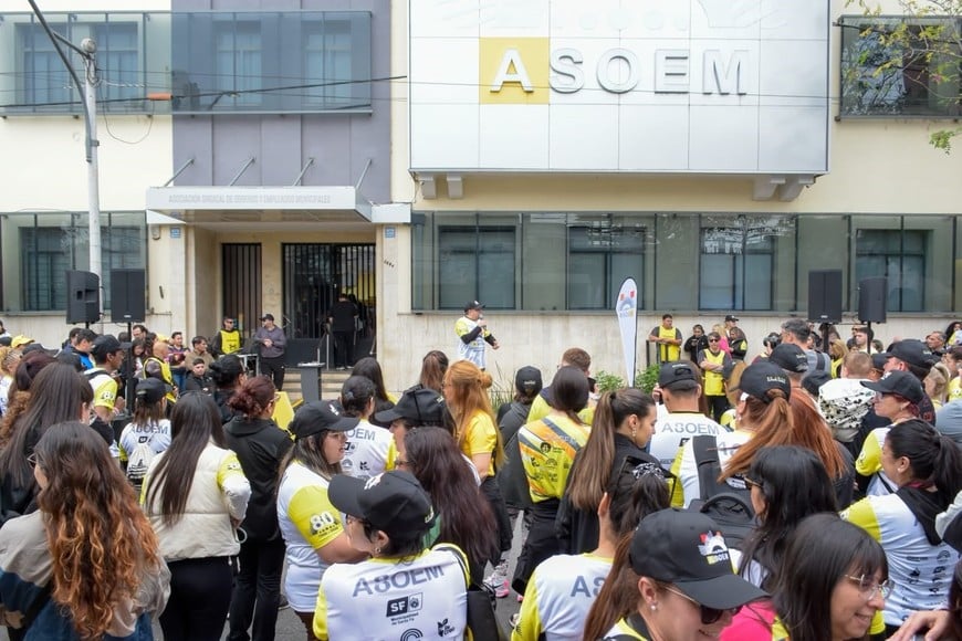Los participantes retiraron sus kits antes de iniciar la jornada deportiva.