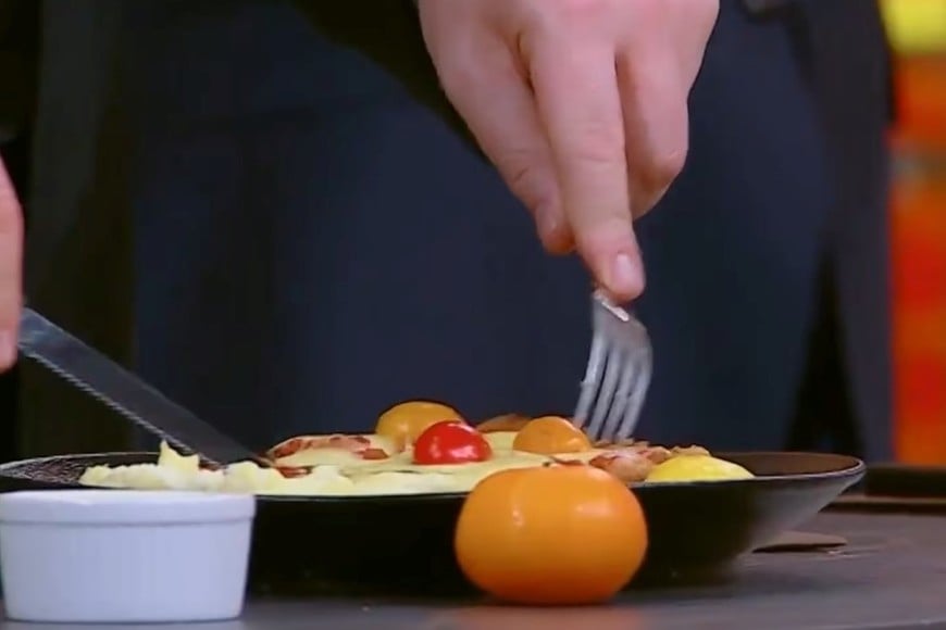 Los chefs también detectaron grasa cruda en el interior de la milanesa.