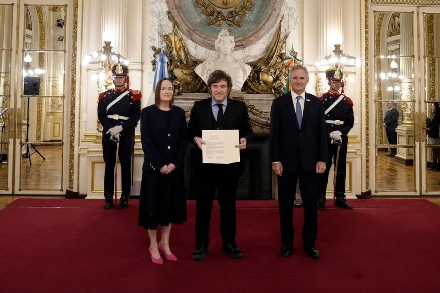 Javier Milei, Pablo Quirno y la Embajadora de Irlanda, Olive María Hempenstall. Crédito: Presidencia